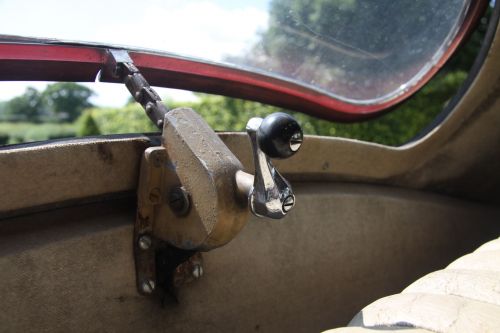 Bristol 400 Leith rearwindow mechanism