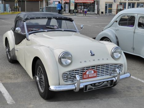 Triumph TR3a Hood up